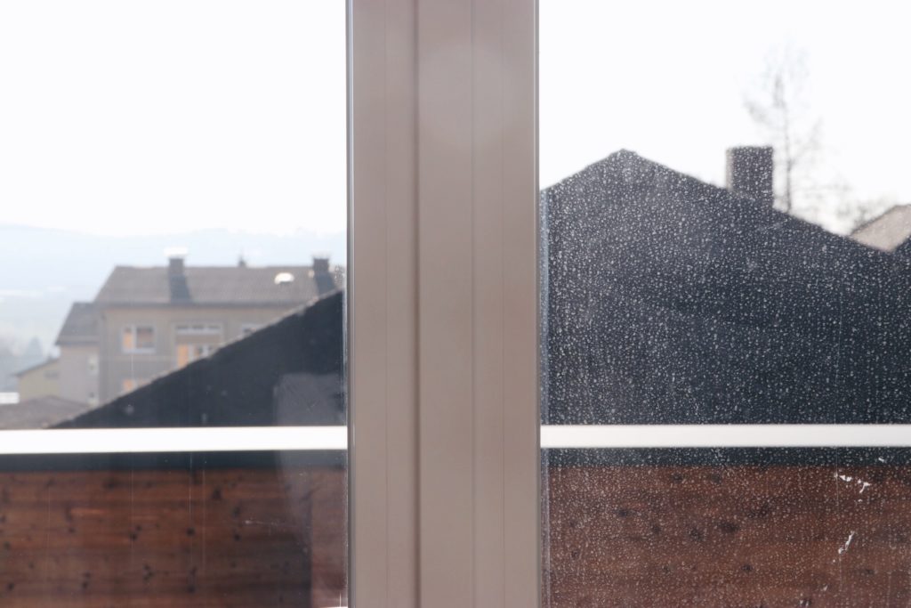 Casa Beham Fenster putzen mit dem Kärcher Fenstersauger