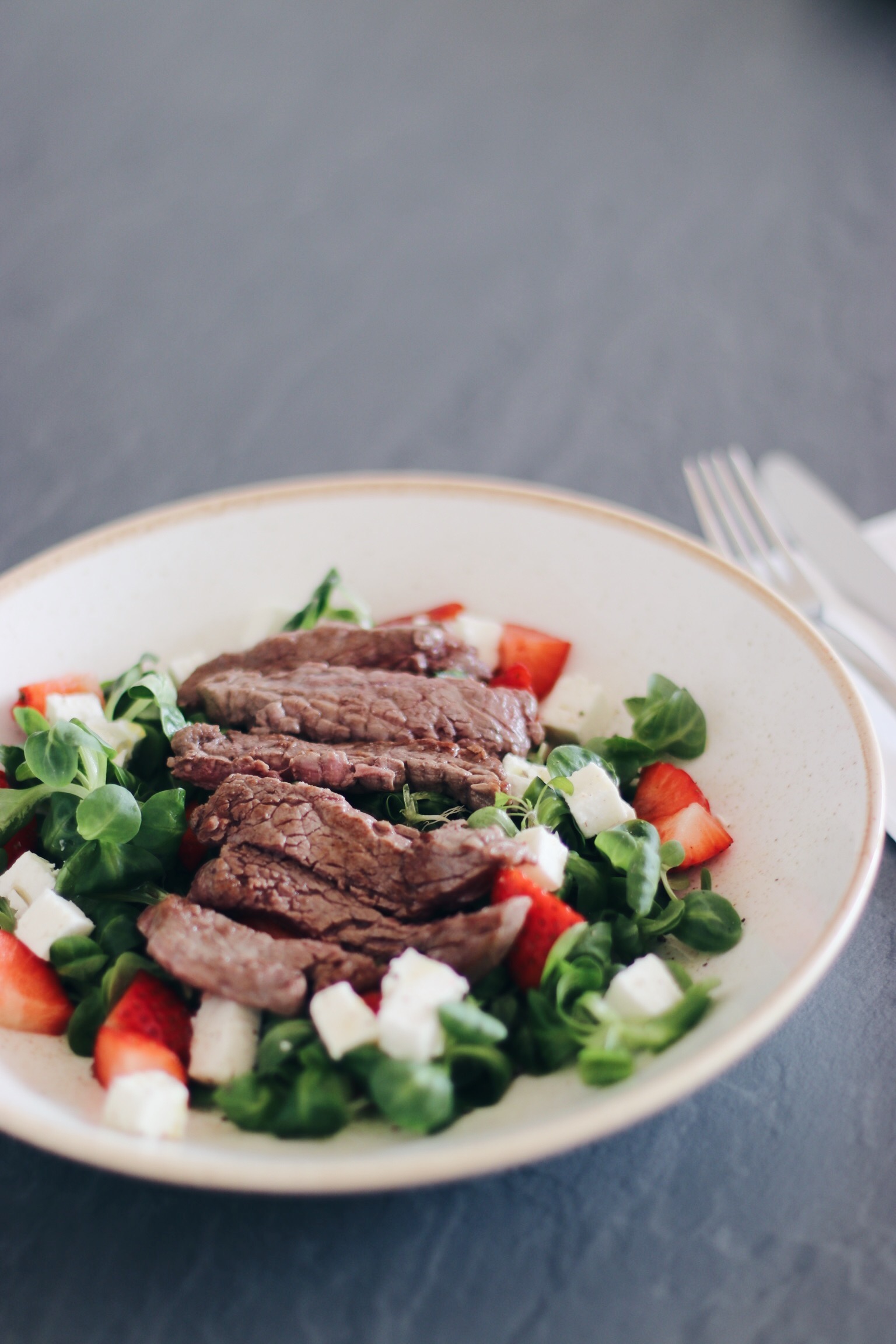 Erdbeer-Feta-Salat mit Rinderfiletstreifen. - suechtignach.at