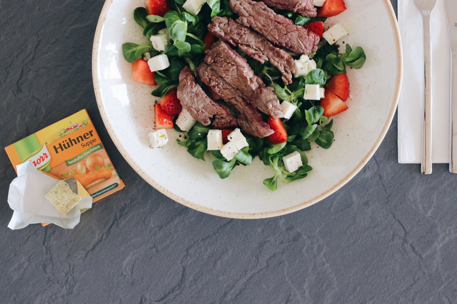 Erdbeer-Feta-Salat mit Rinderfiletstreifen. - suechtignach.at