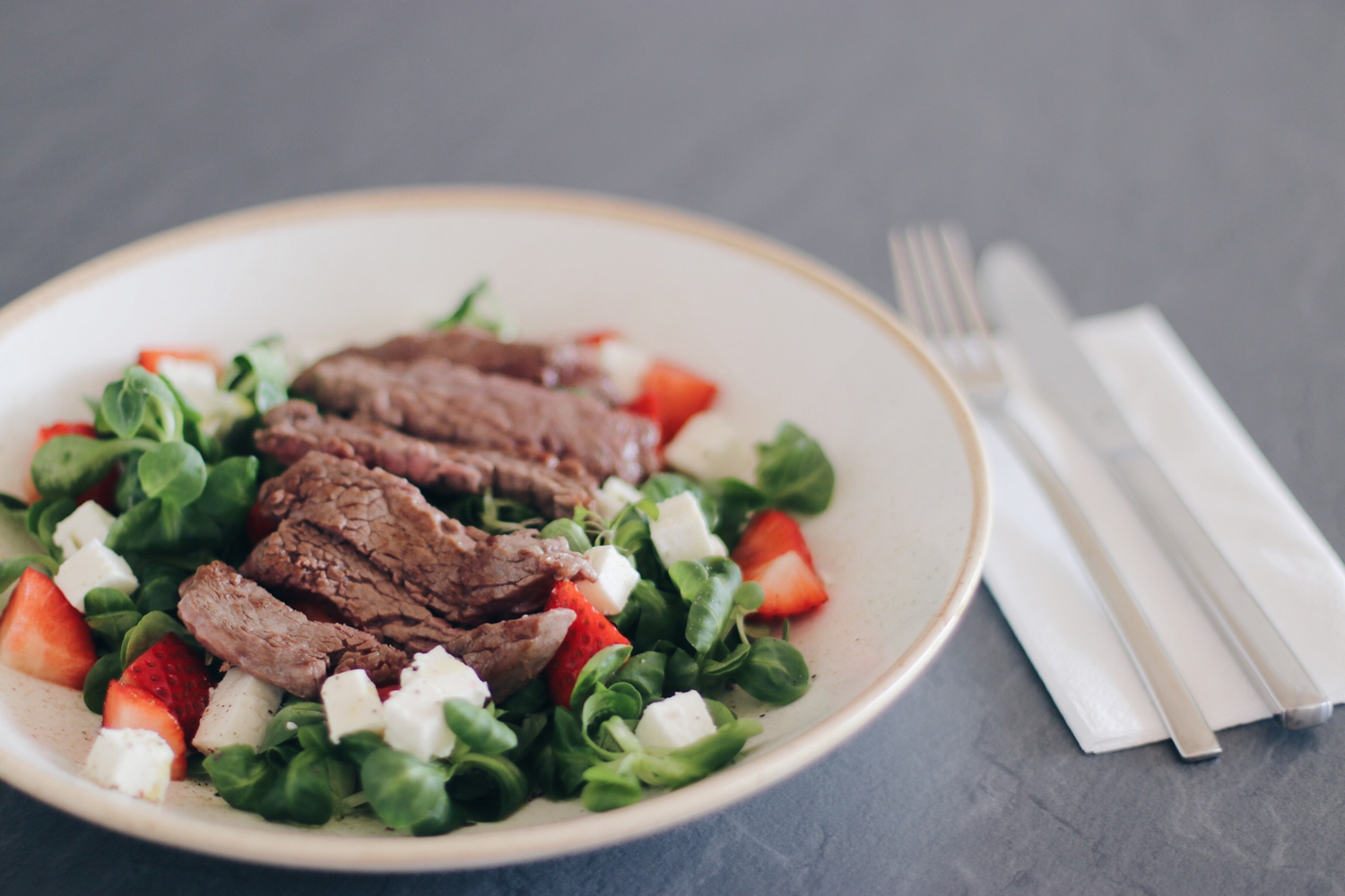 Erdbeer-Feta-Salat mit Rinderfiletstreifen. - suechtignach.at