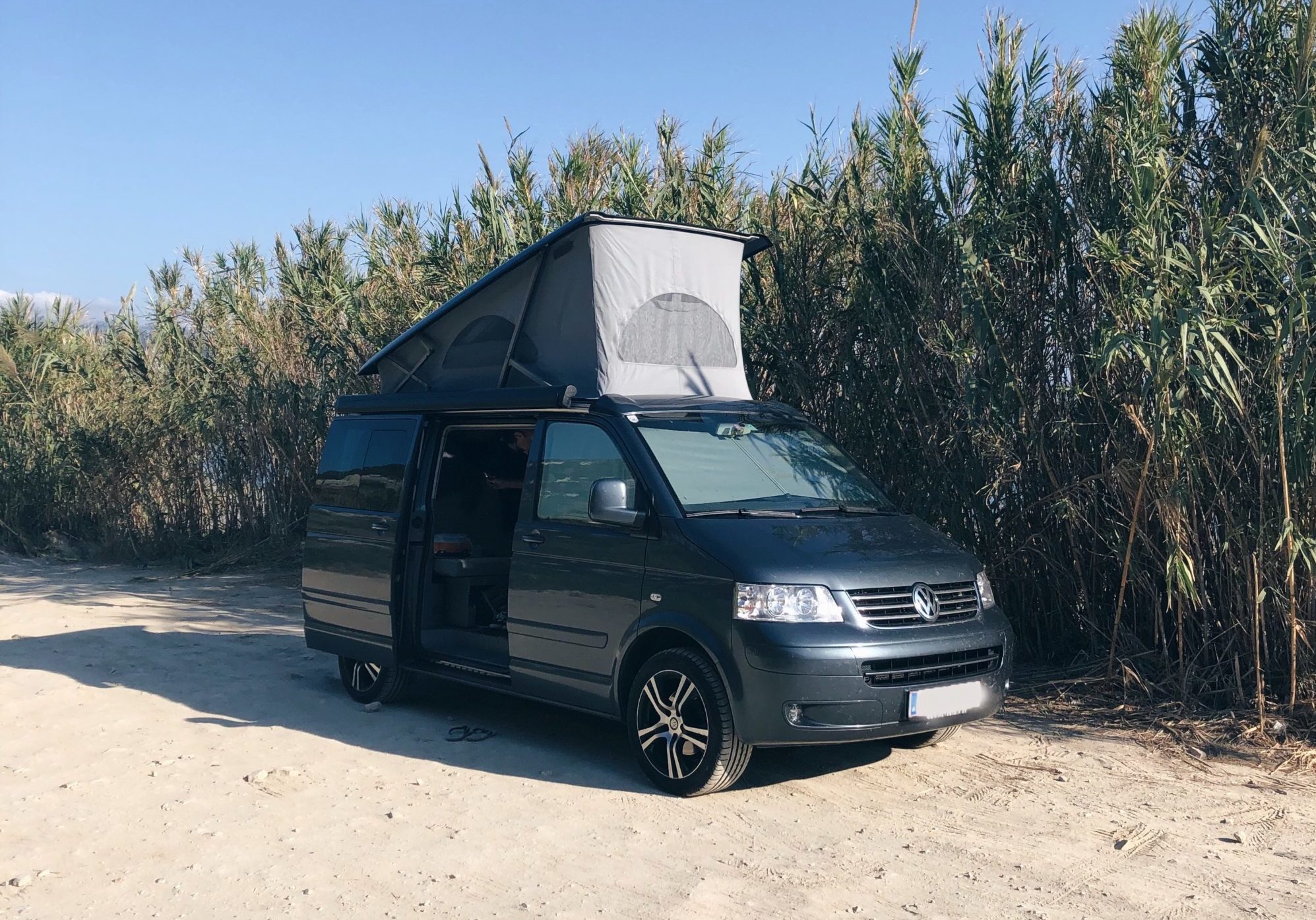 Roomtour VW California: So haben wir unseren VW Bus eingeräumt.