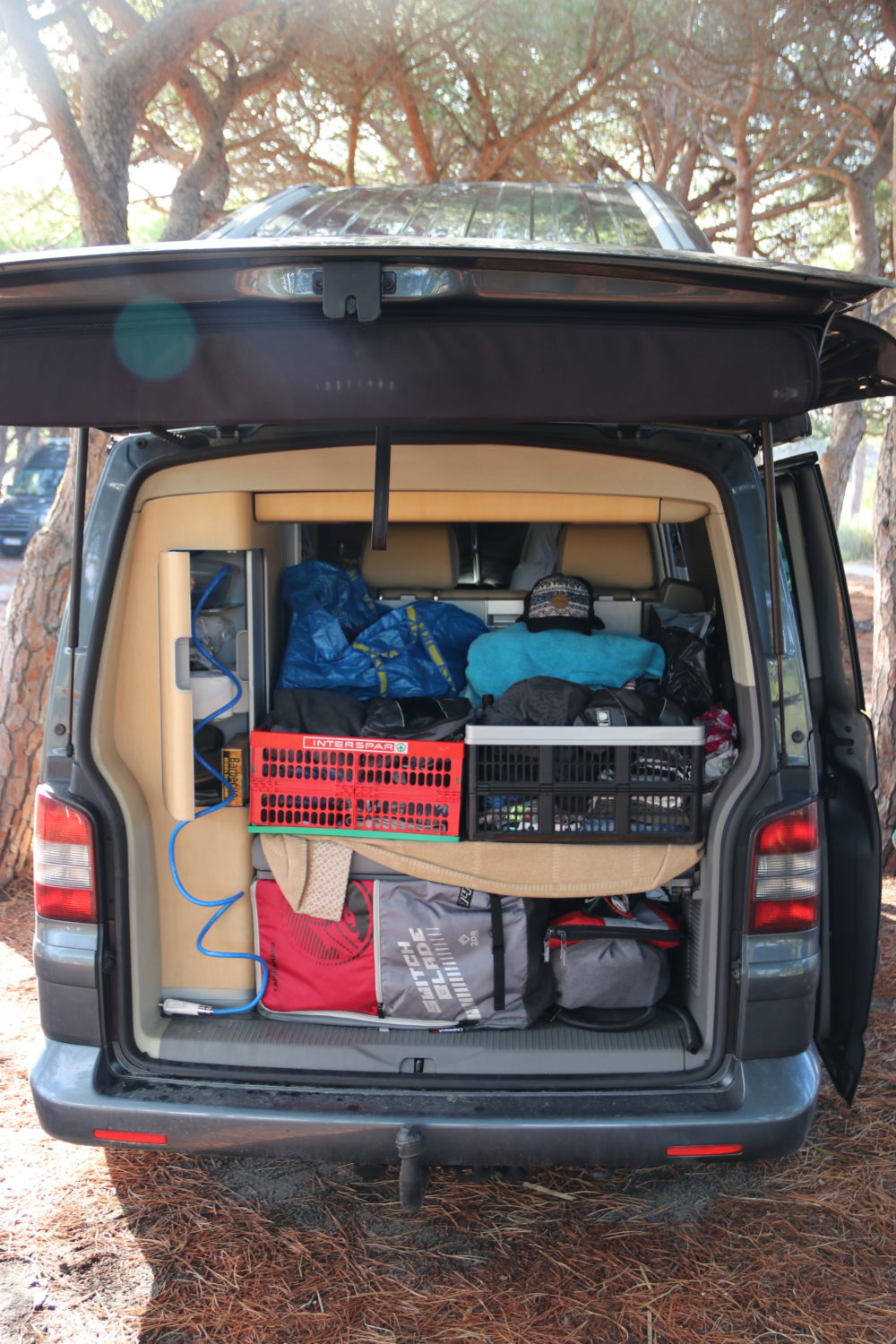 Roomtour VW California: So haben wir unseren VW Bus eingeräumt.