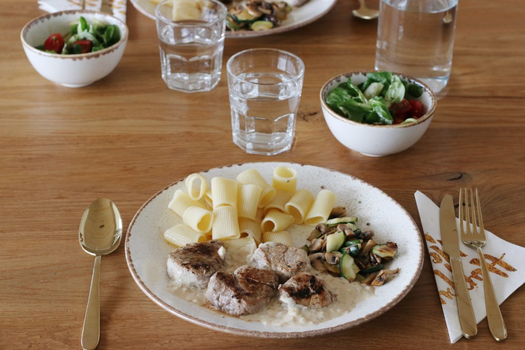 Schweinefilet-Medaillons mit Zwiebel-Schlagobers-Soße.