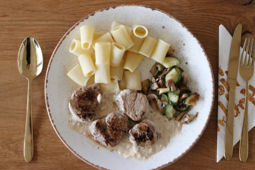 Schweinefilet-Medaillons mit Zwiebel-Schlagobers-Soße.