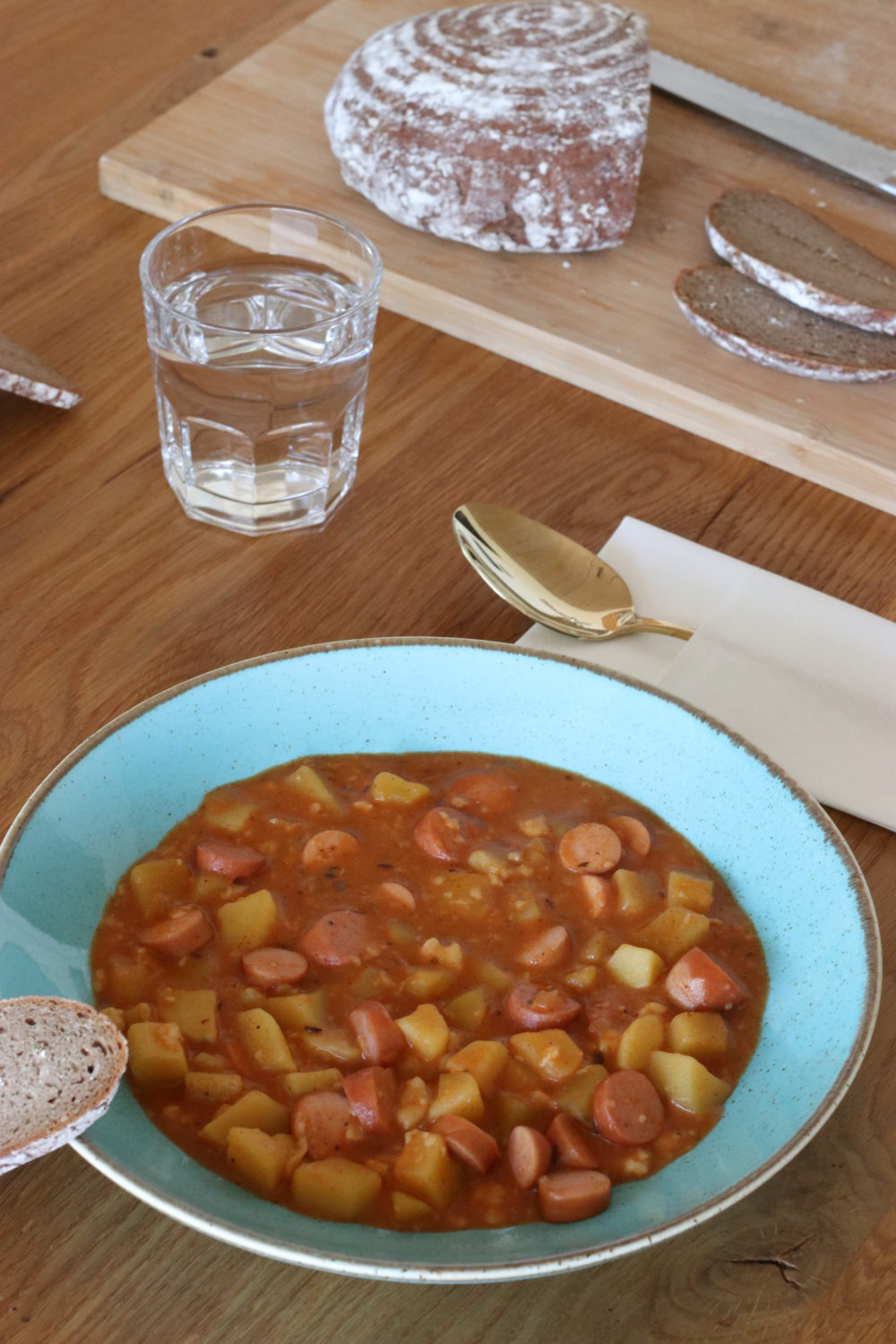 Kartoffelgulasch mit Würstel.